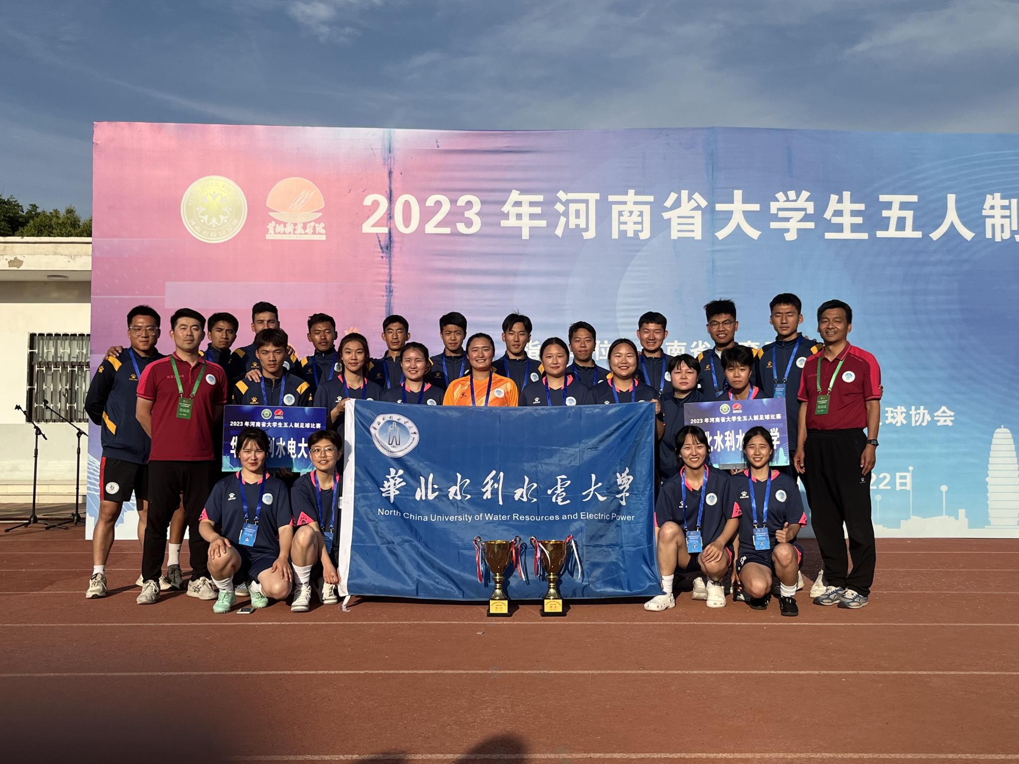 关于女子足球比赛场上，中国队员们精神饱满的信息