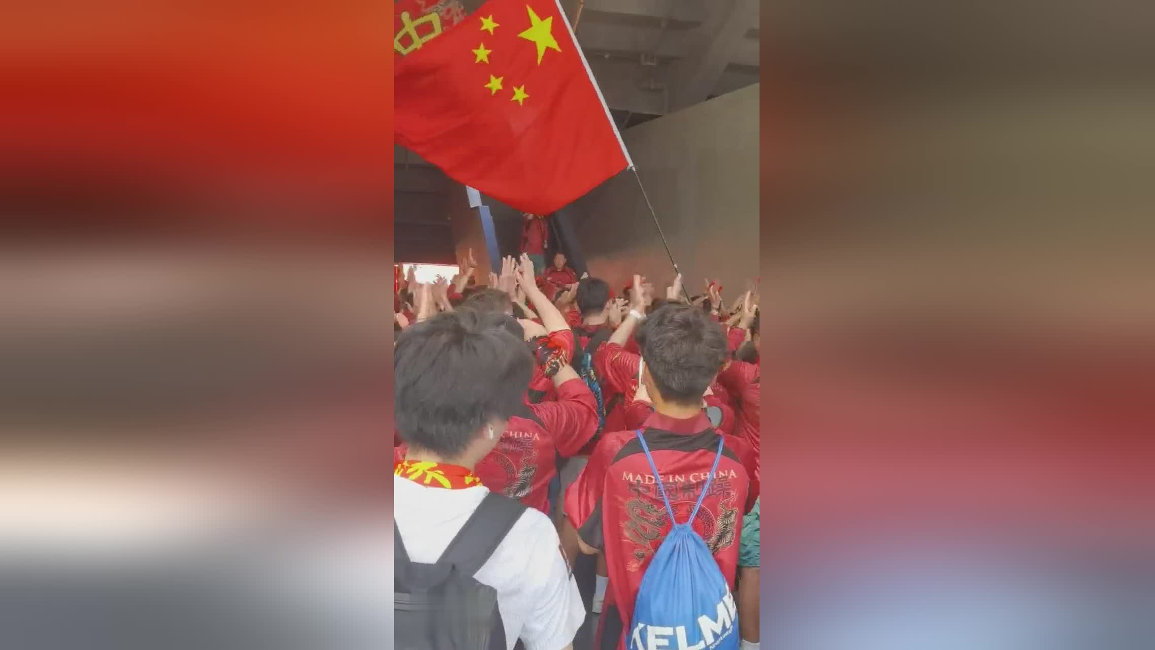 开云体育平台APP-比赛气氛燃爆，球迷尽情欢呼
