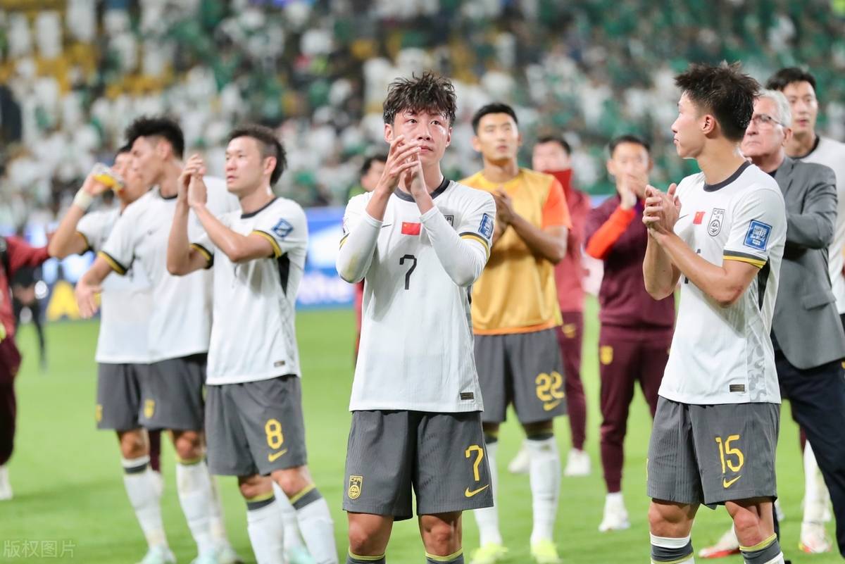 国内职业足球比赛进入白热化阶段，球队争夺胜利