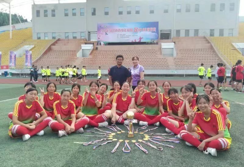 包含莫桑比克女足实力强劲，夺得比赛头名的词条