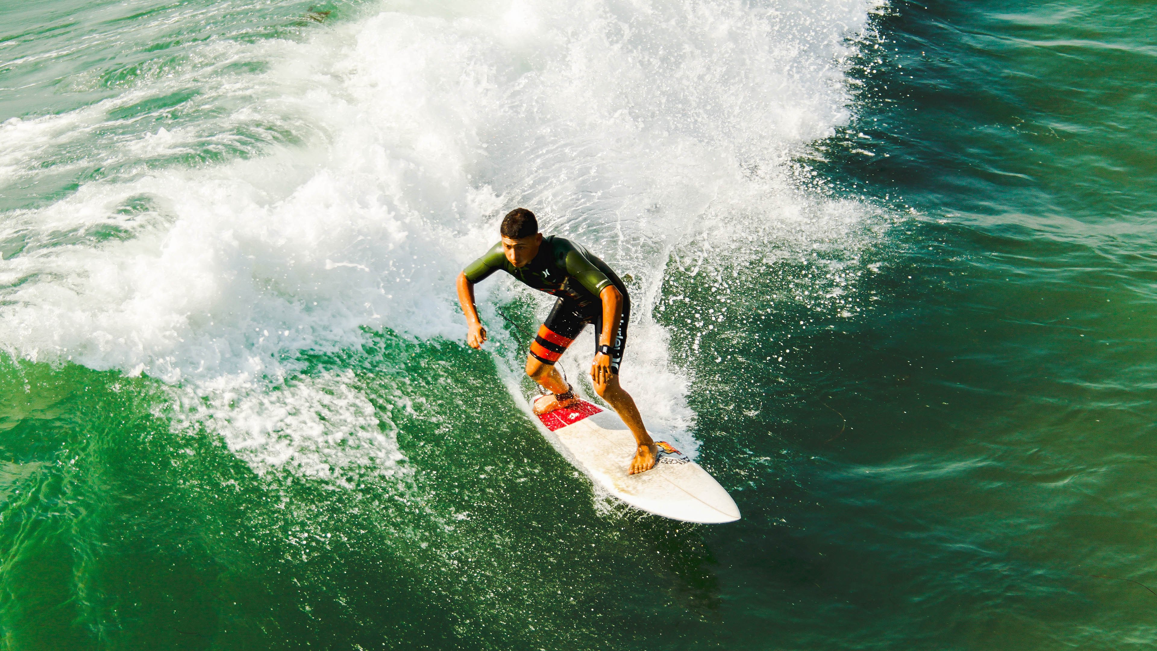 策略极限与轮胎智慧，维斯塔潘关键制胜助力梅赛德斯险胜迈凯伦